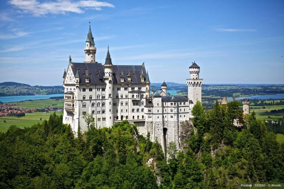 Schloss Neuschwanstein - In diesem Beitrag erfahren Sie wissenswerte Infos über die beliebten Schlösser in Österreich und Bayern bei Touristen.